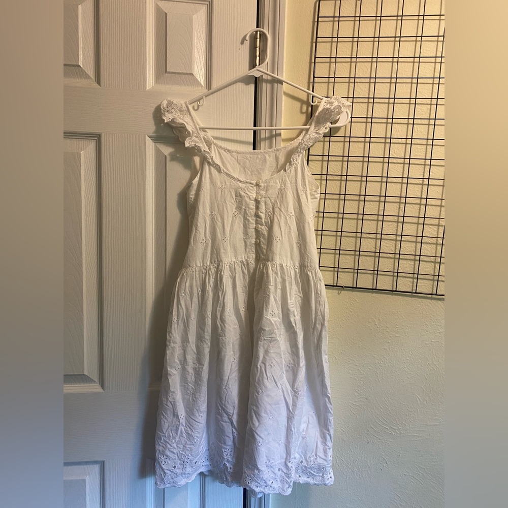 White Eyelet GAP Dress Kids XXL, women’s M-L with button back - Picture 2 of 3